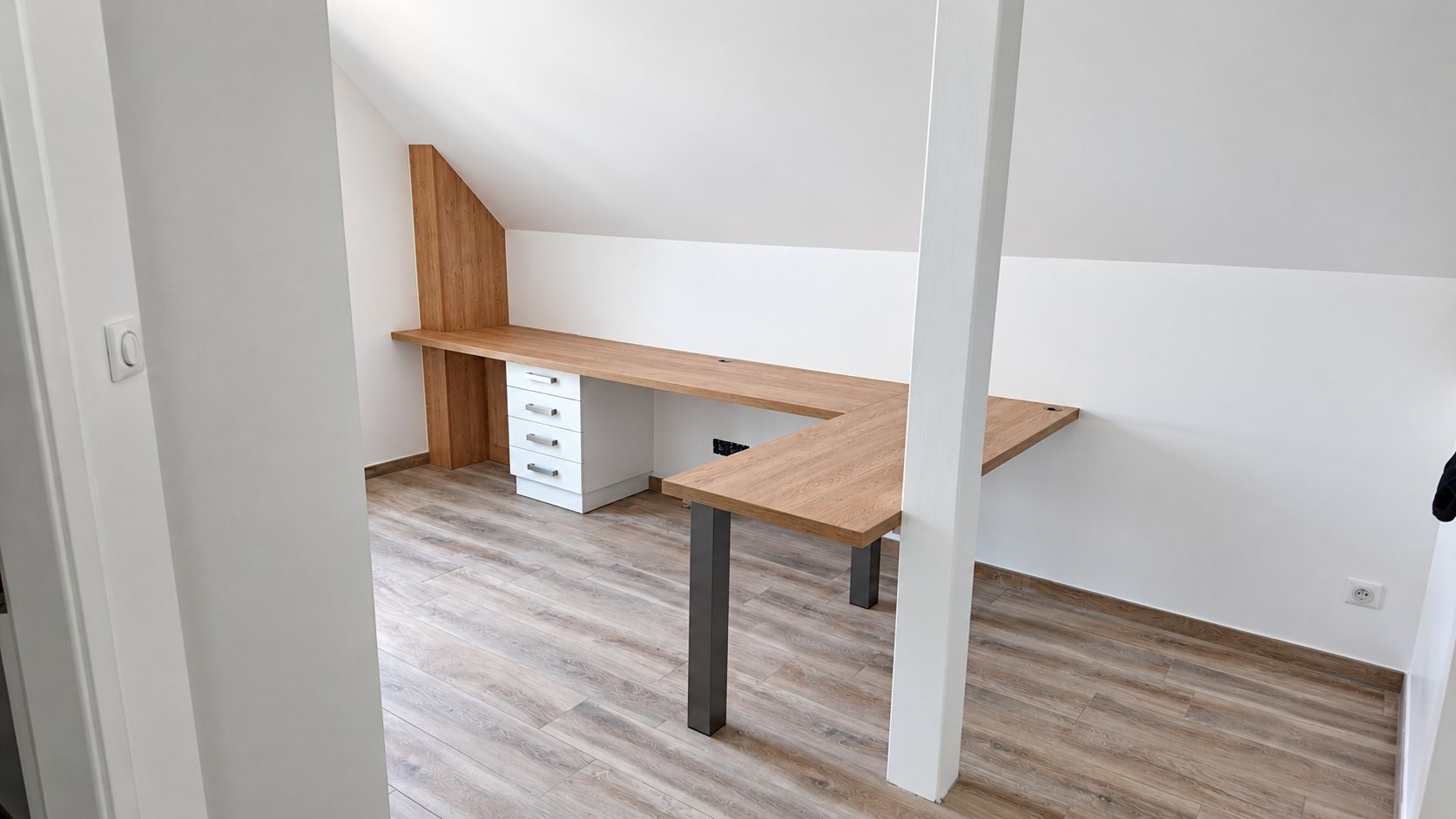 Bureau d'angle en bois à pied inox sous les combles