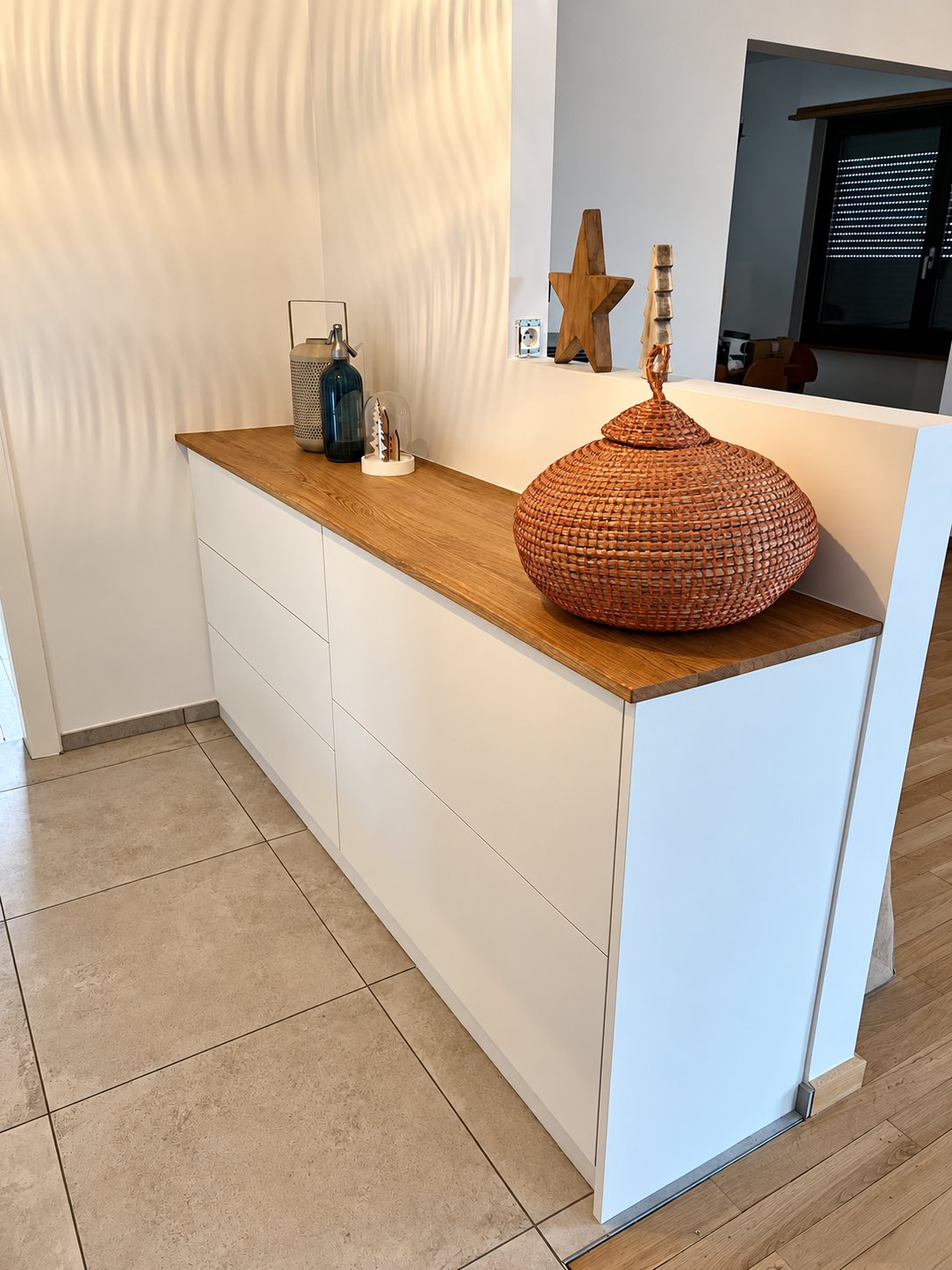 Commode blanche à plateau en bois dans une entrée, fabriquée sur mesure