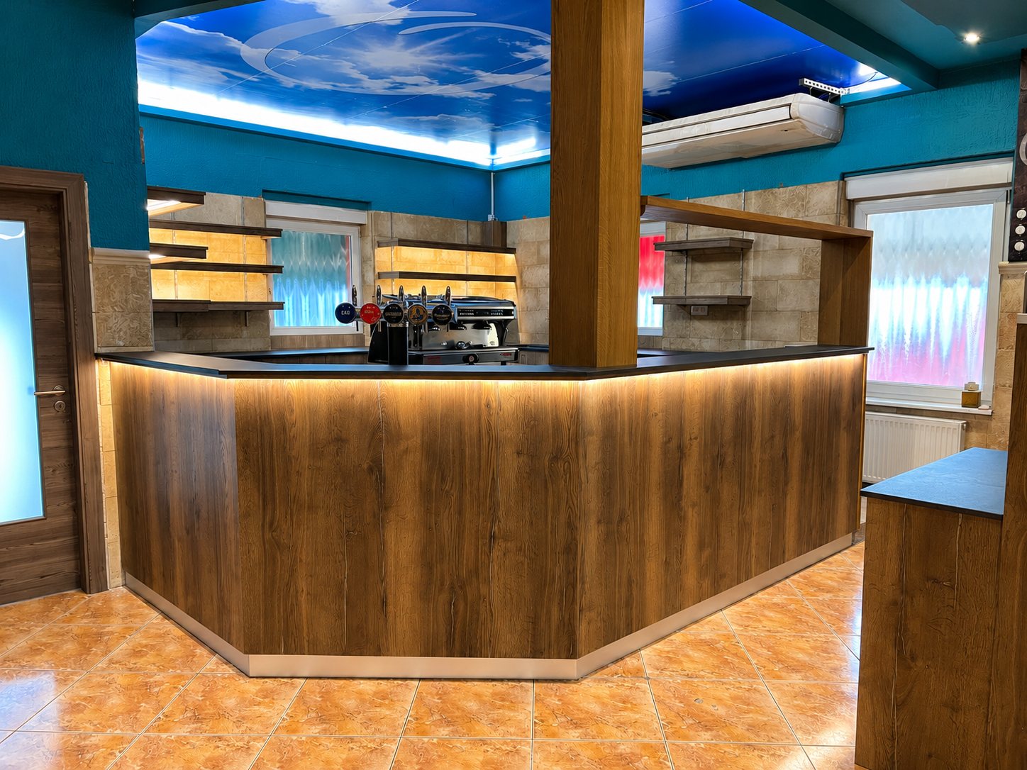 Comptoir de bar en bois sur mesure avec éclairage LED intégré
