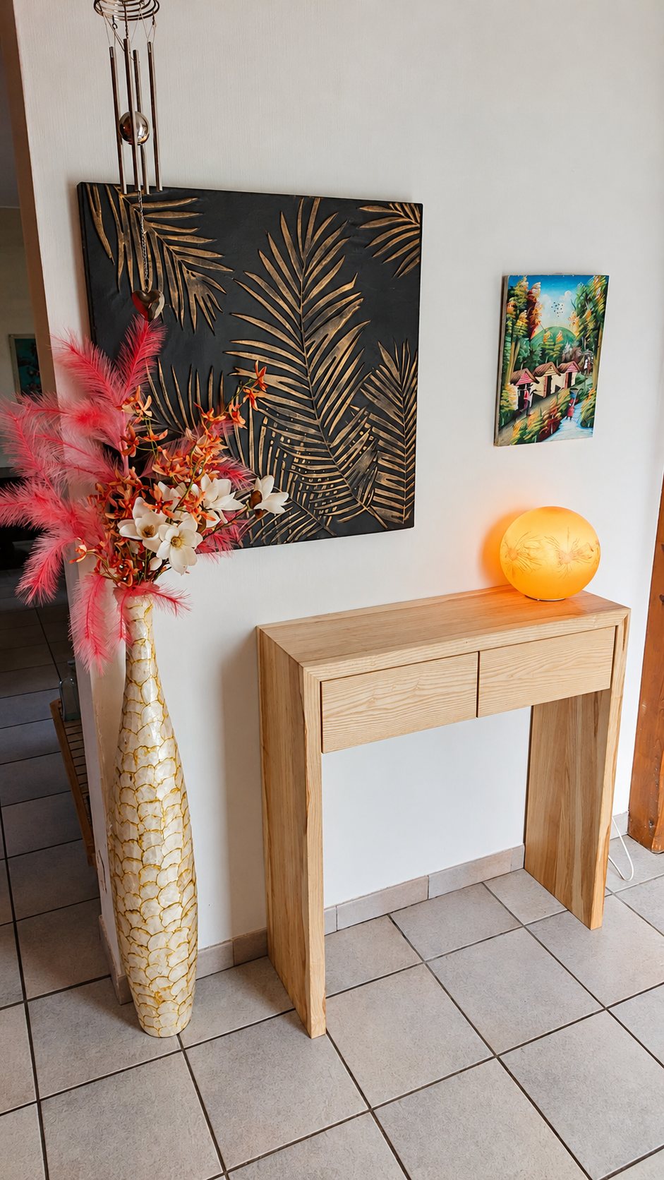 Console en bois clair à tiroir dans une entrée carrelée