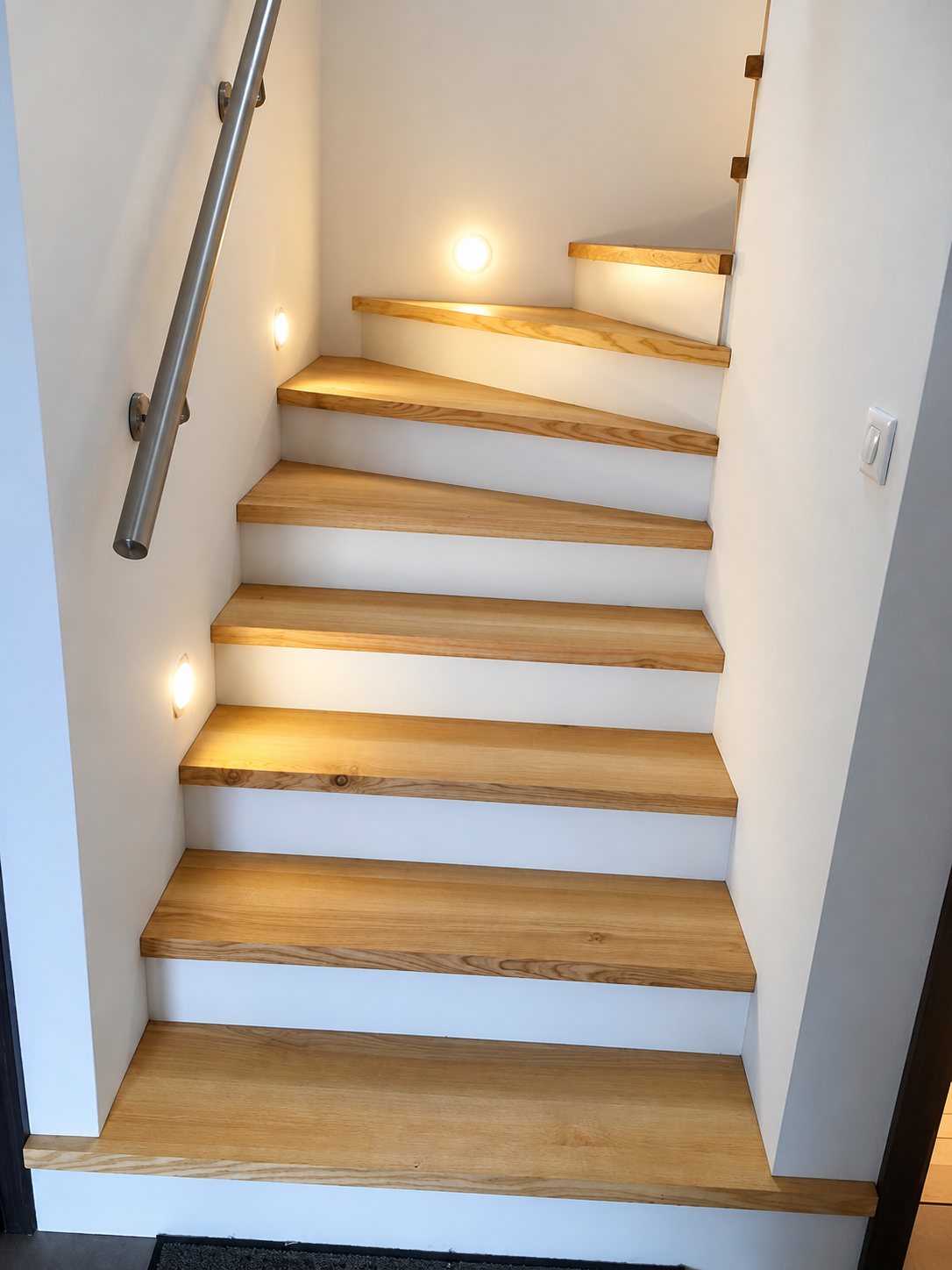 Escalier à marches en bois, contremarches blanches et spots LED