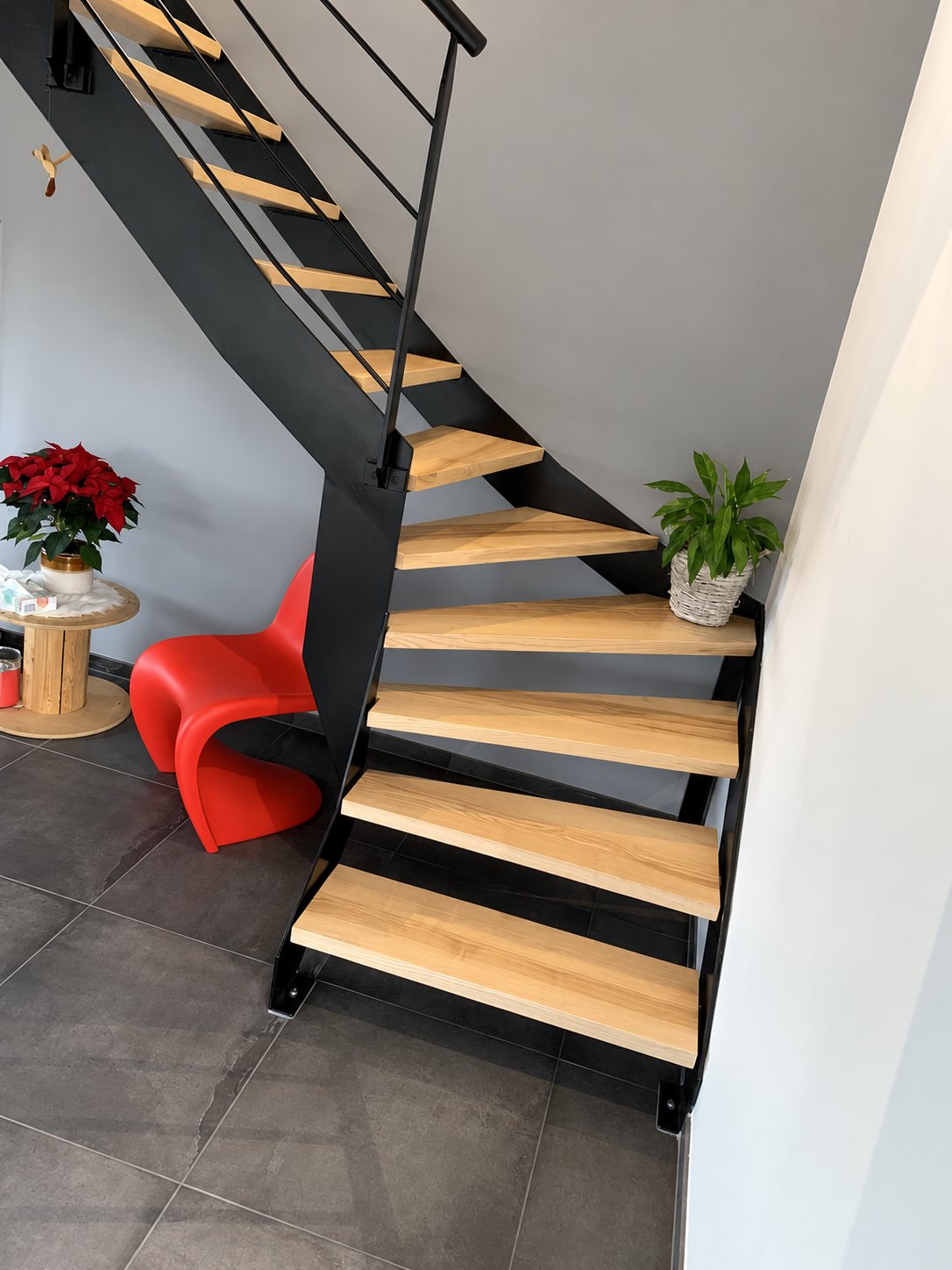 Escalier à limon métallique noir, marches en chêne et rampe noire