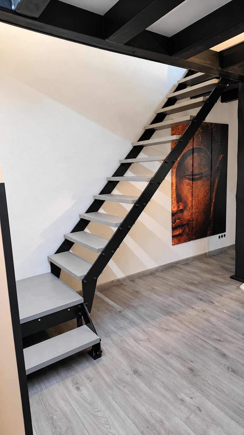 Escalier métallique noir à marches grises dans un séjour