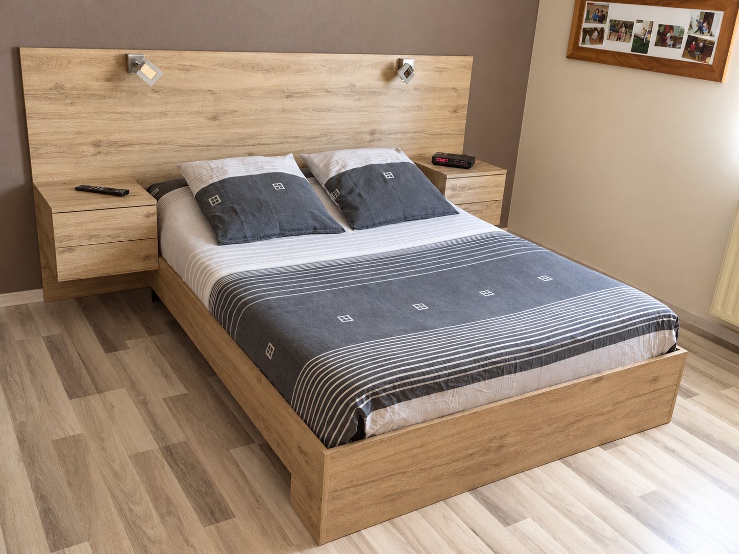 Lit en bois avec tête de lit et chevets suspendus, fabriqués sur mesure