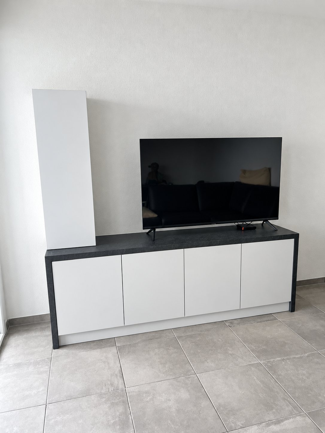 Meuble télévision gris à plateau noir, fabriqué sur mesure