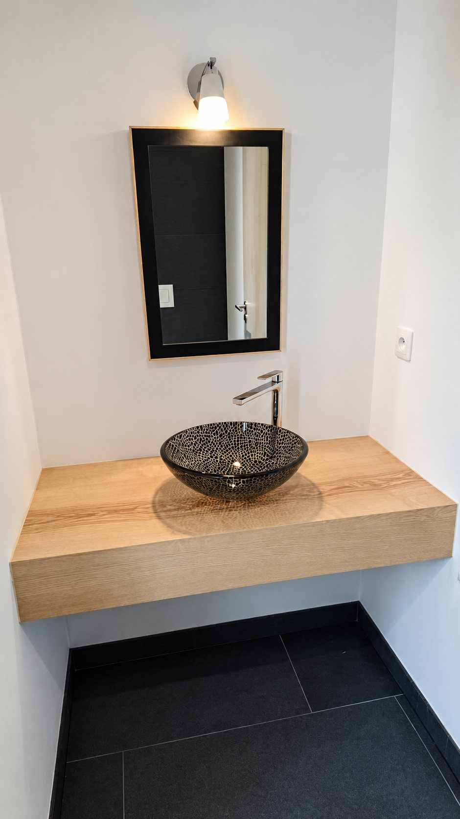 Meuble de toilettes à plan en bois clair et vasque en verre