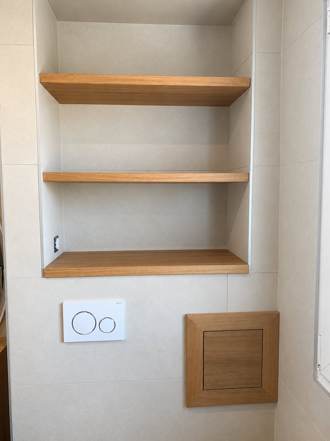 Niche murale avec étagères en chêne sur mesure dans une salle d'eau