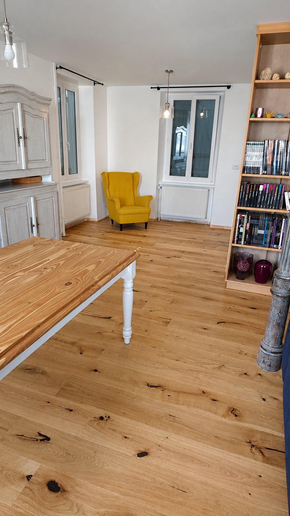 Parquet en chêne noueux dans un salon, avec une table en bois