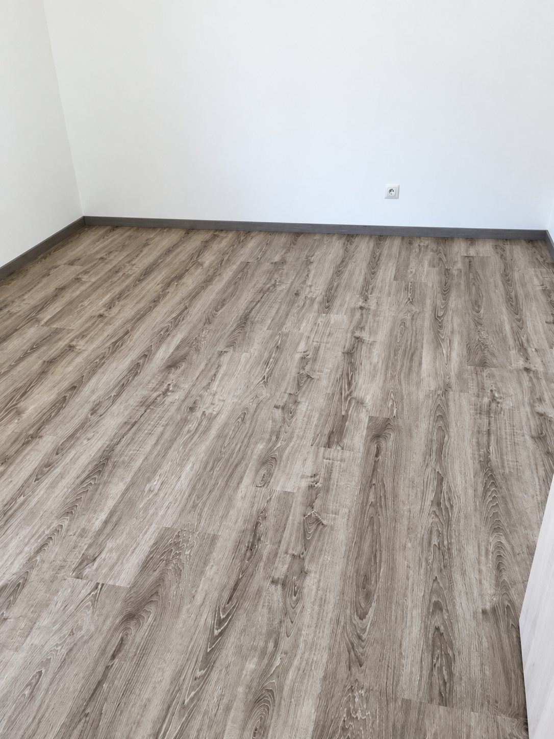Parquet gris clair dans une pièce vide