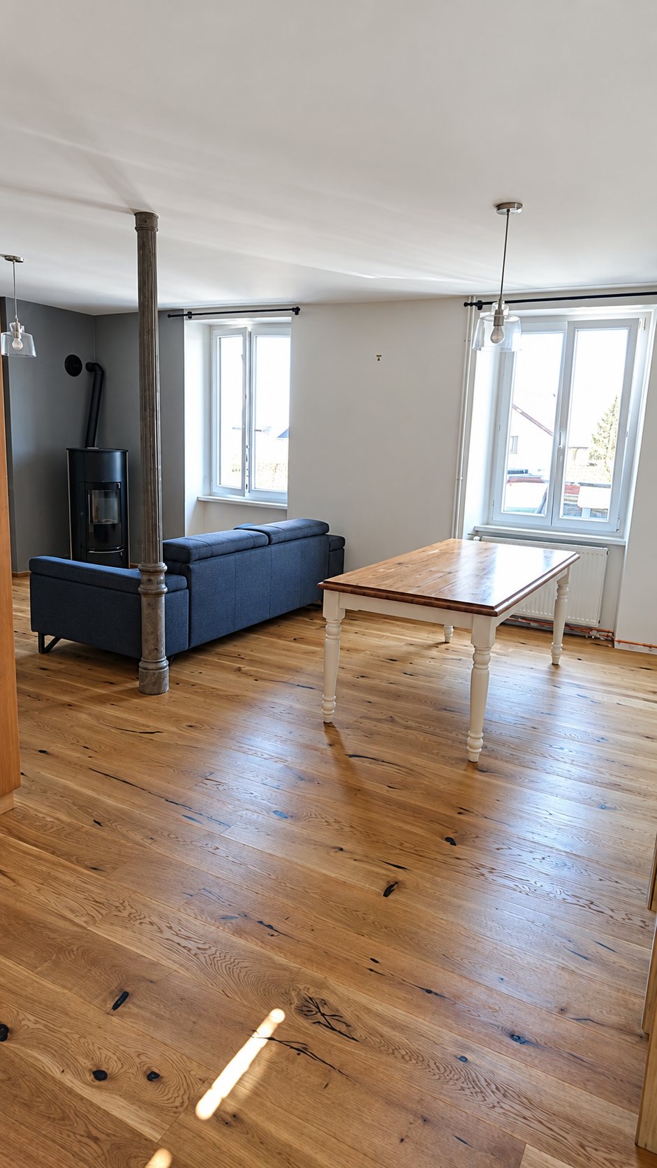 Parquet de pin noueux dans un séjour avec poêle