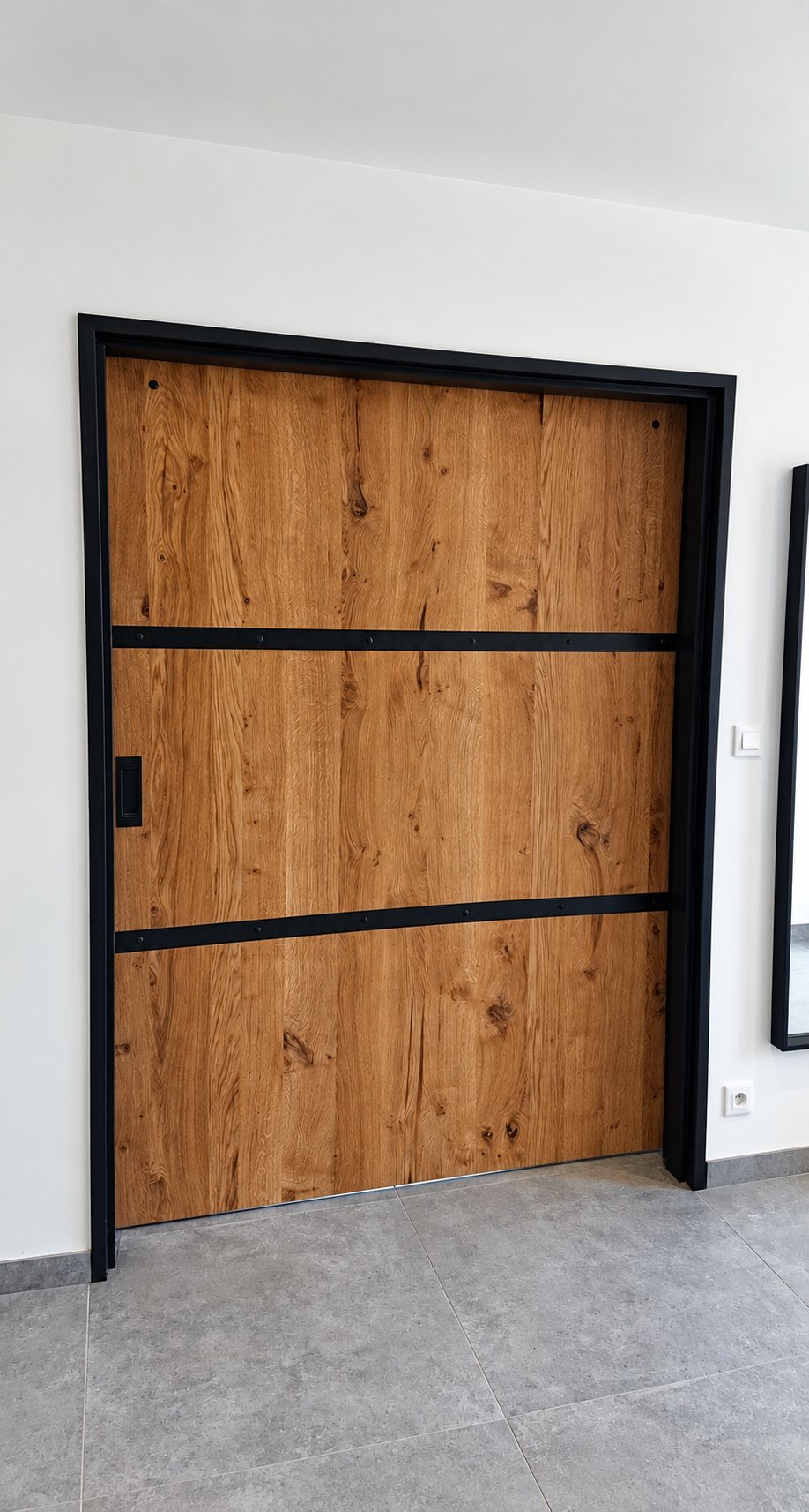 Porte en chêne vieilli à cadre en acier noir