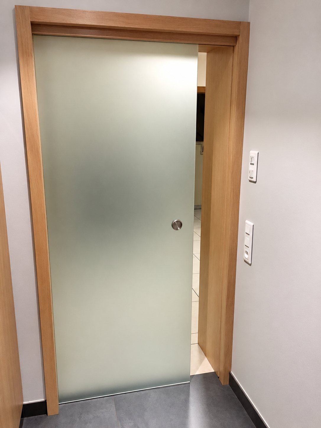 Porte en verre dépoli à encadrement en bois