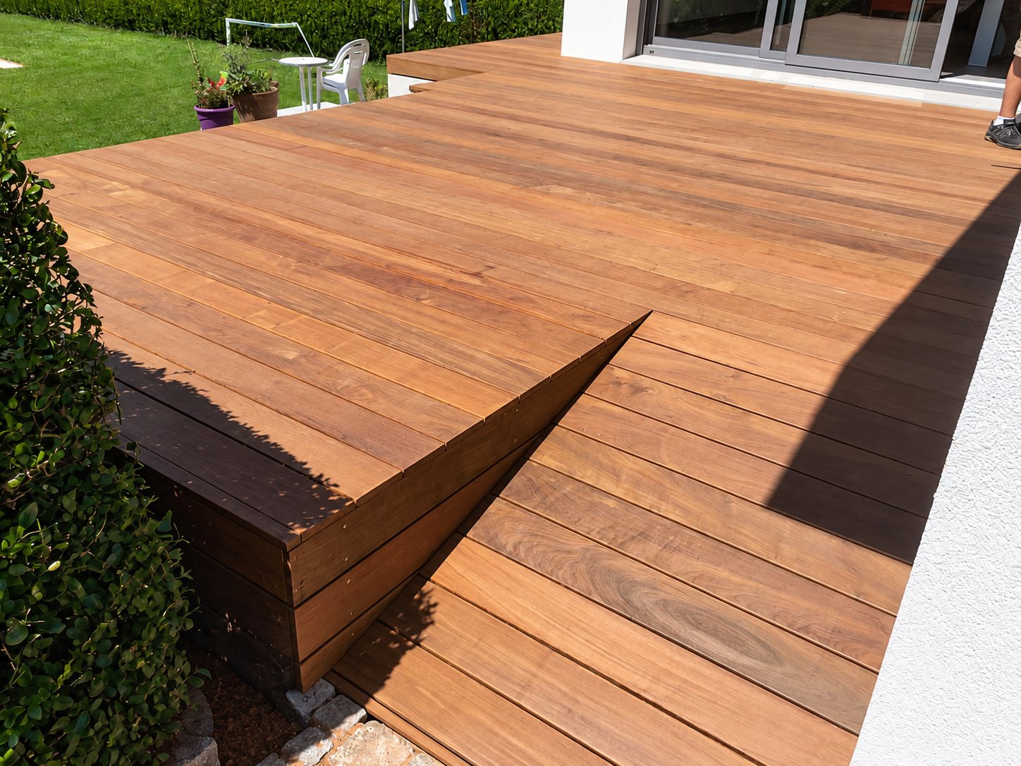 Terrasse en bois exotique avec marche, devant une maison